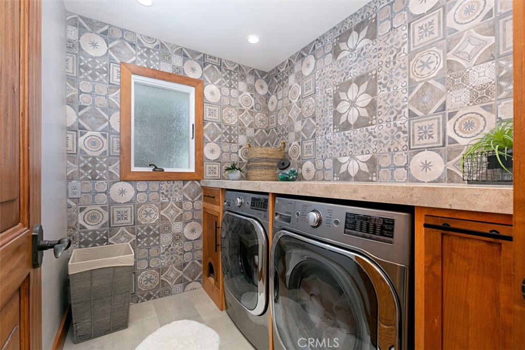 609 Seaward Road Corona del Mar, CA 92625 - Photo 17 of 22 a utility room with dryer and washer