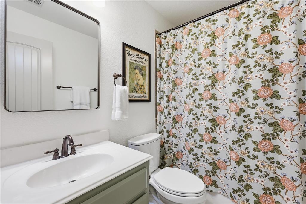 944 Spring Creek Drive Grapevine, TX 76051 - Photo 19 of 37 One of Two Upstairs Bathrooms