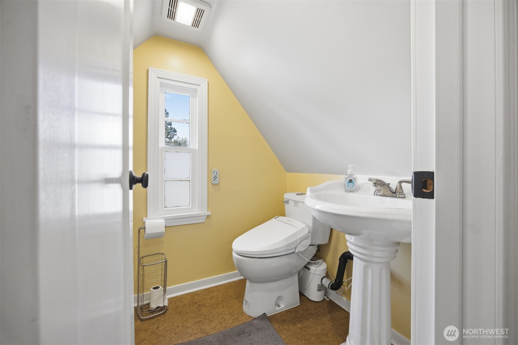2712 Victor Street Bellingham, WA 98225 - Photo 20 of 40 a bathroom with a sink toilet and shower