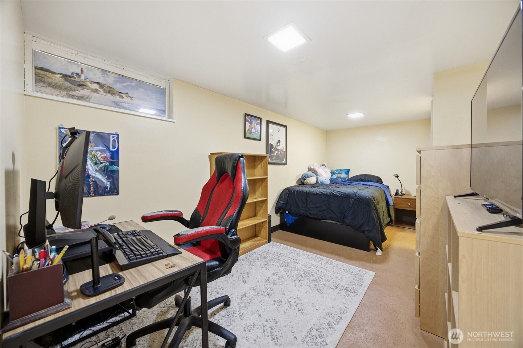 2712 Victor Street Bellingham, WA 98225 - Photo 29 of 40 a bedroom with a workspace