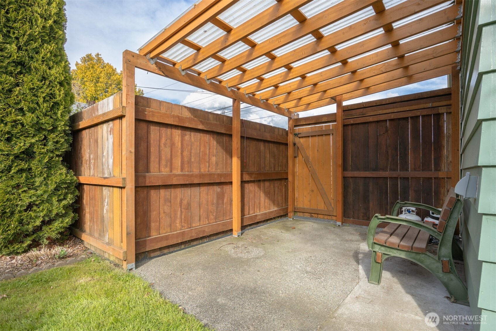 2712 Victor Street Bellingham, WA 98225 - Photo 30 of 40 a view of a backyard with wooden fence