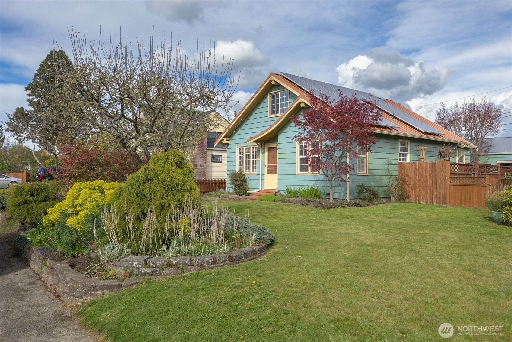 2712 Victor Street Bellingham, WA 98225 - Photo 37 of 40 a front view of a house with garden