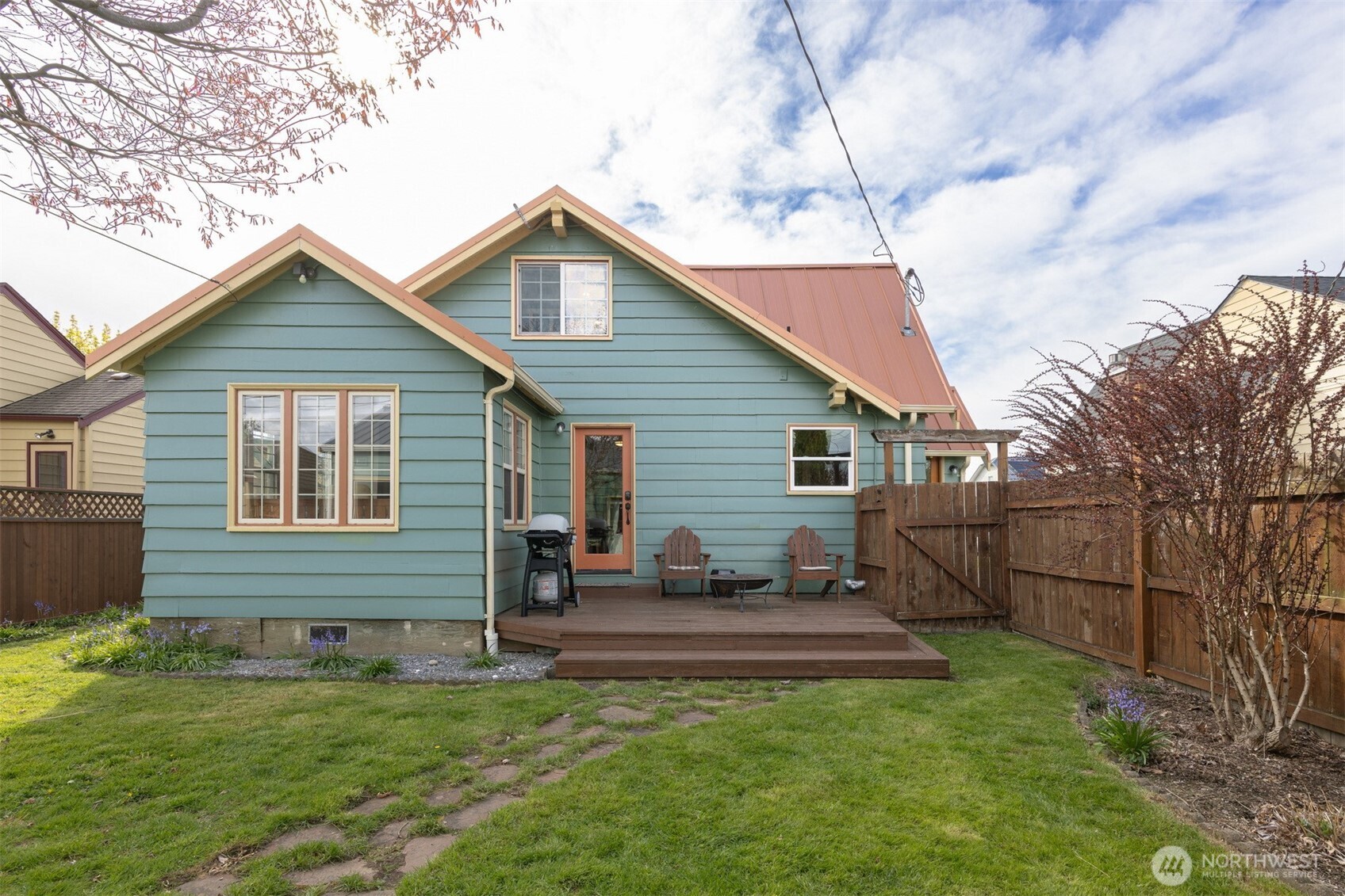 2712 Victor Street Bellingham, WA 98225 - Photo 40 of 40 a backyard of a house with table and chairs