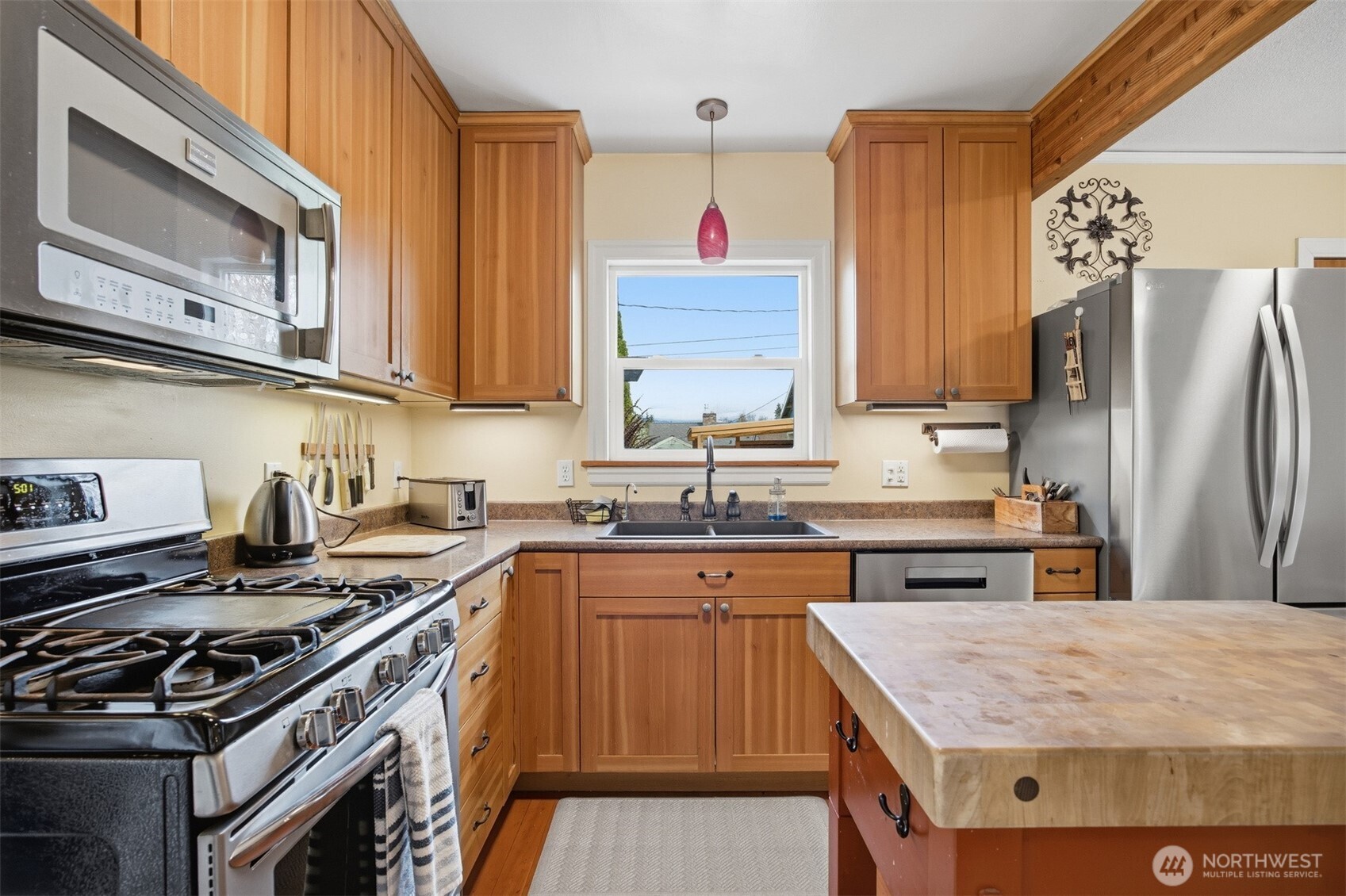 2712 Victor Street Bellingham, WA 98225 - Photo 9 of 40 a kitchen with stainless steel appliances granite countertop a sink stove and refrigerator