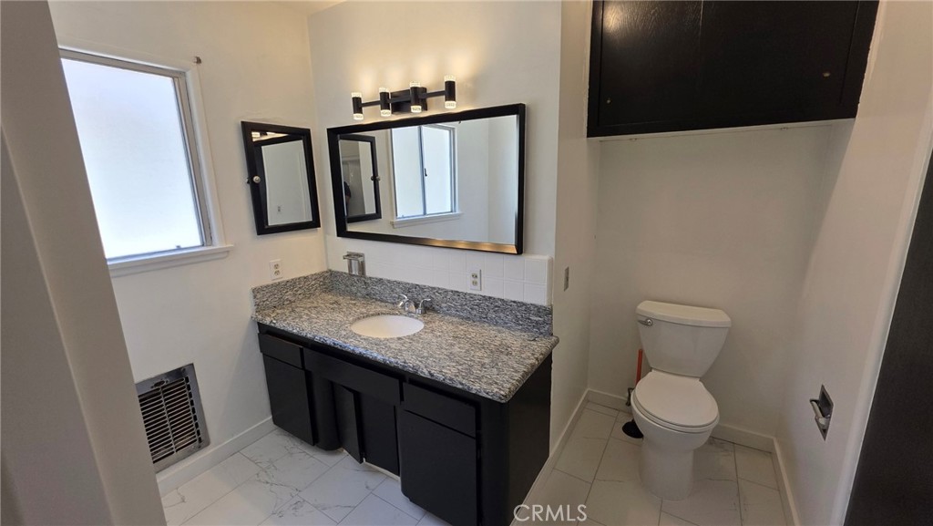 6034 South Kings Road Los Angeles, CA 90056 - Photo 12 of 22