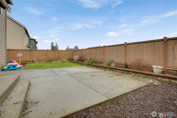 a view of a backyard
