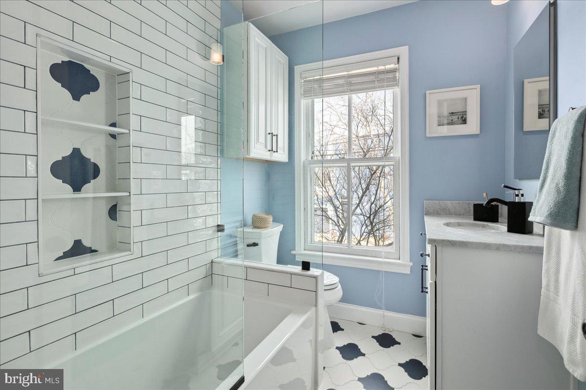 802 Pendleton Street Alexandria, VA 22314 - Photo 24 of 36 a bathroom with a bathtub and window