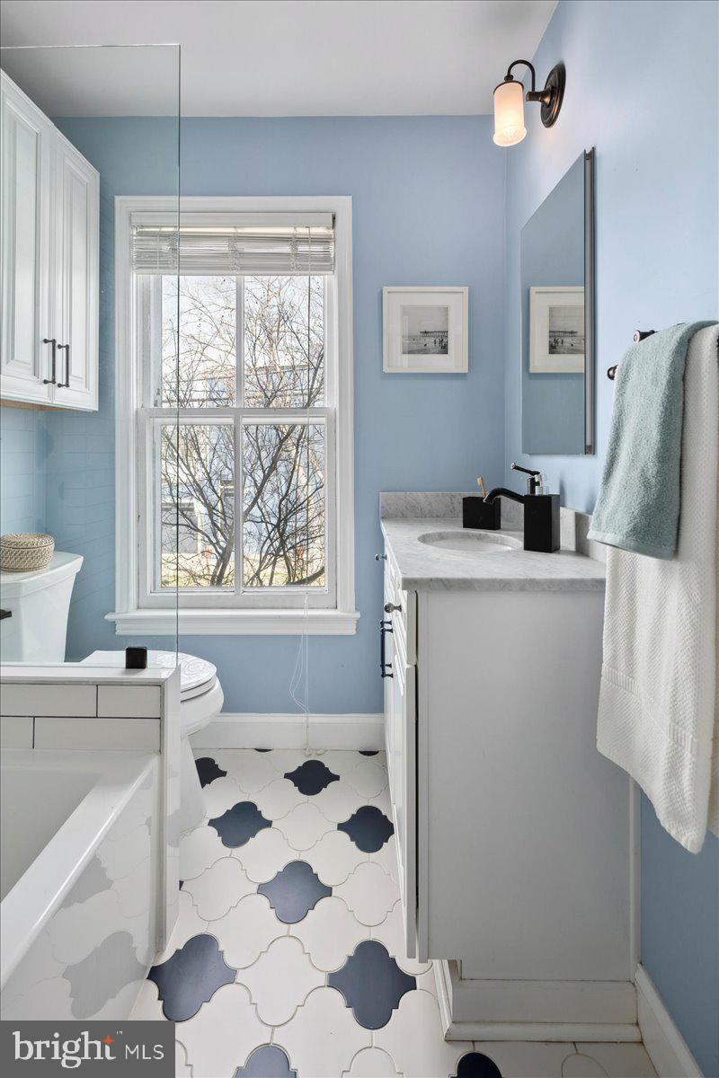 802 Pendleton Street Alexandria, VA 22314 - Photo 25 of 36 a dining room with a window and washer