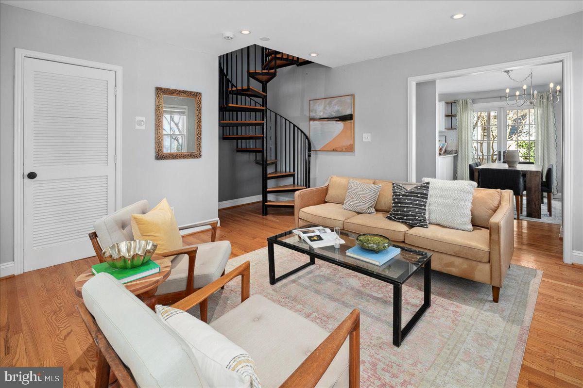 802 Pendleton Street Alexandria, VA 22314 - Photo 5 of 36 a living room with furniture and a potted plant on table