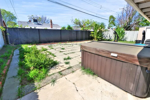 a view of a backyard