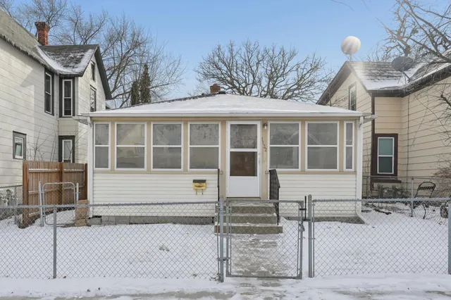 $250,000 | 1132 Minnehaha Avenue East, St. Paul, MN 55106