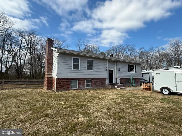 a view of a house with backyard
