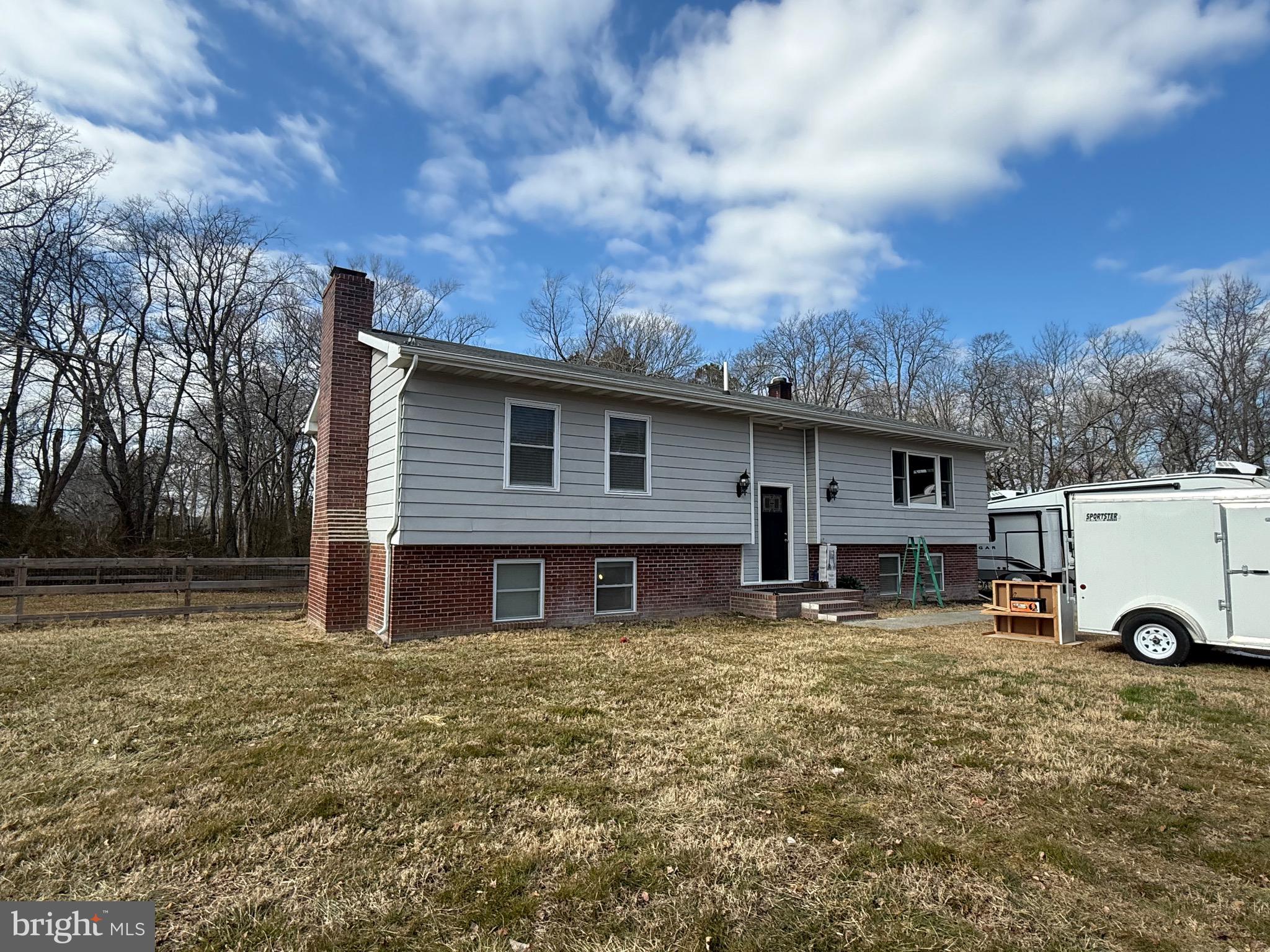 a view of a house with backyard
