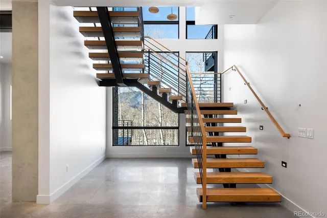 a view of entryway with a front door