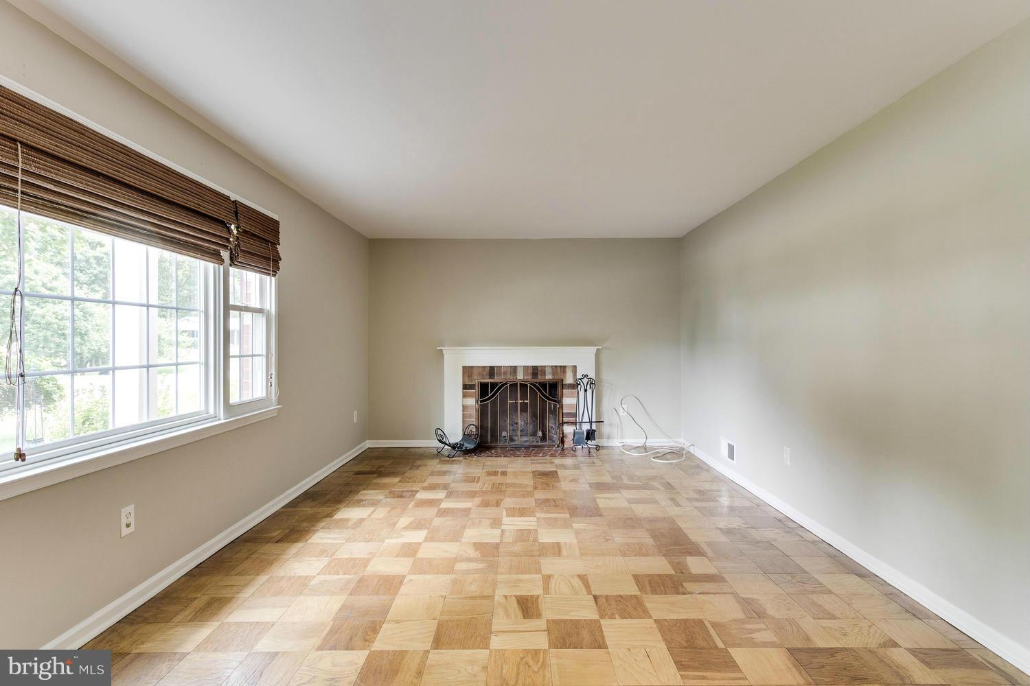 6823 Spur Road Springfield, VA 22152 - Photo 2 of 30 Living Room