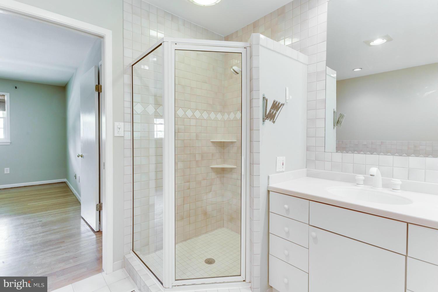 6823 Spur Road Springfield, VA 22152 - Photo 15 of 30 Bath