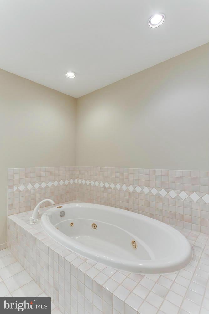 6823 Spur Road Springfield, VA 22152 - Photo 17 of 30 Bath