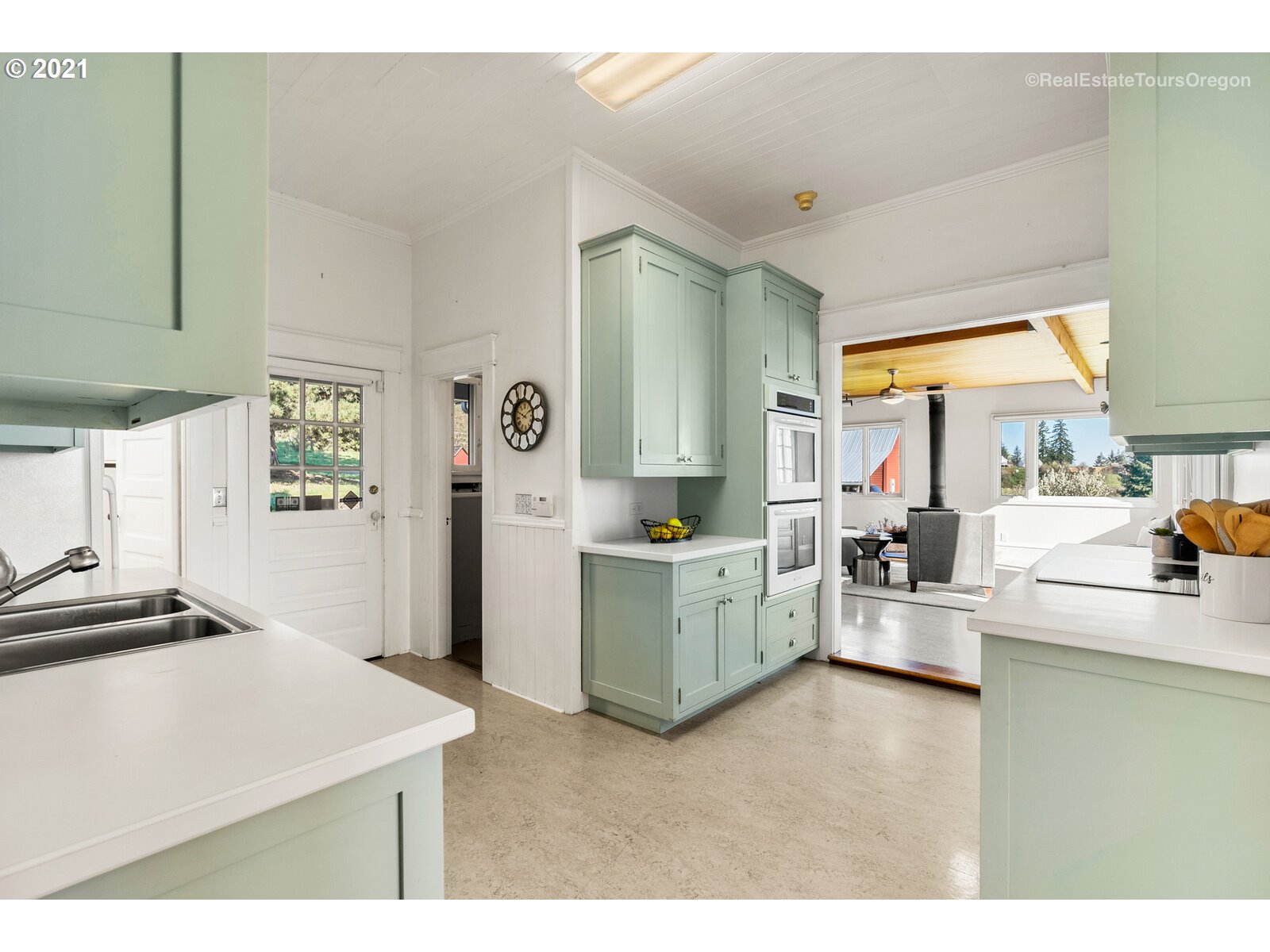 33411 Southwest Laurel Road Hillsboro, OR 97123 - Photo 6 of 32 Gallery Image 6