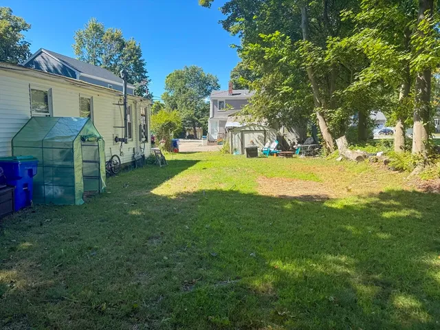 a view of a backyard