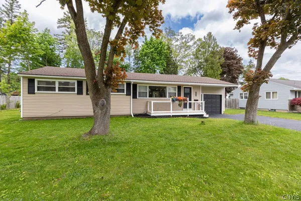 $284,900 | 105 Ridgewood Drive, Cicero, NY 13212