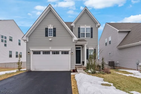 $815,000 | 22 Oakwood Boulevard, Hampton, NJ 08827