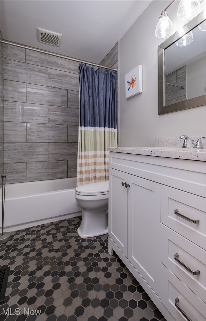 604 Everhard Road Southwest North Canton, OH 44709 - Photo 14 of 24 Full bathroom with vanity, toilet, and shower / tub combo with curtain