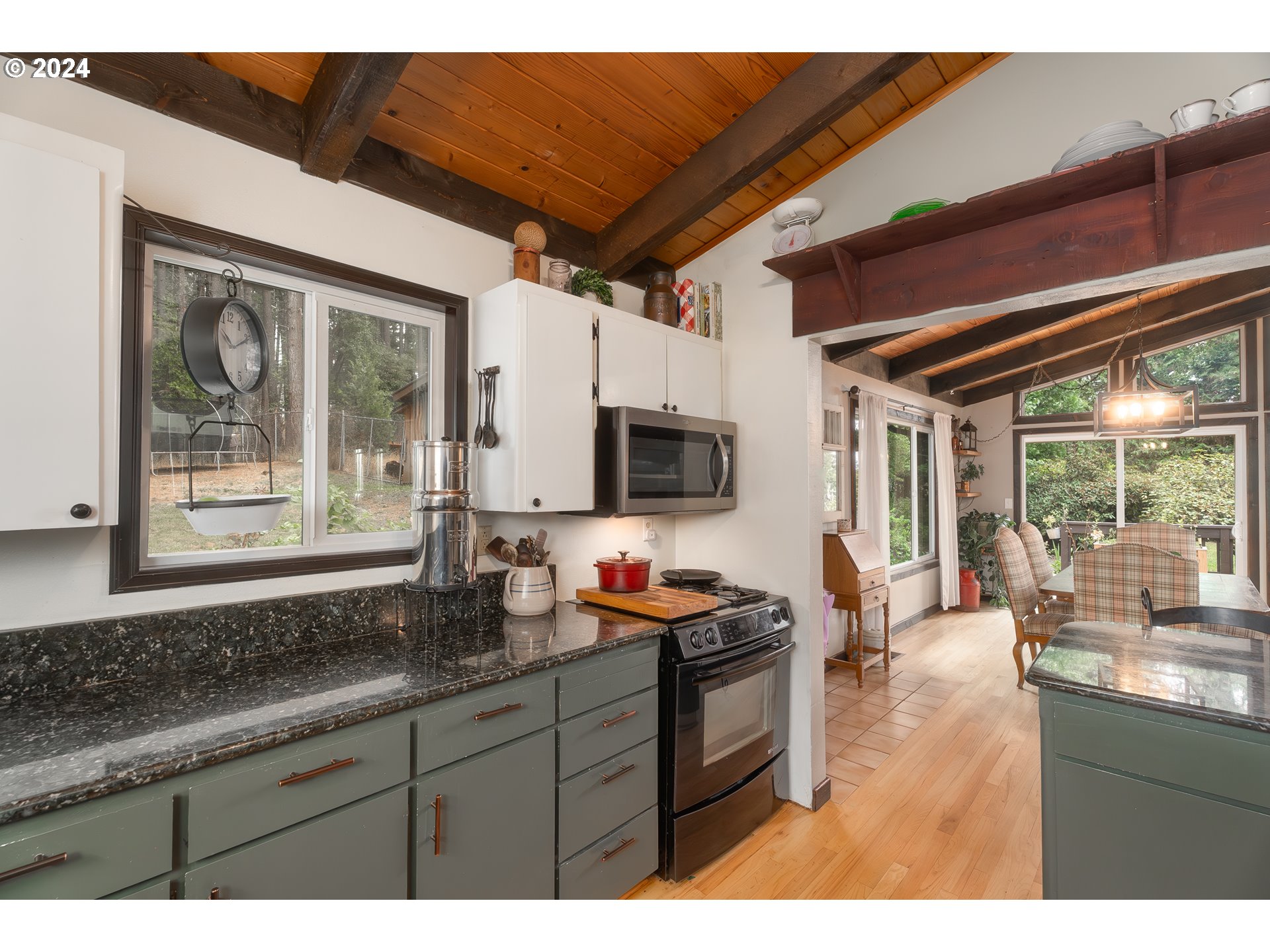 1335 Colonial Road Roseburg, OR 97471 - Photo 14 of 46 Gallery Image 14