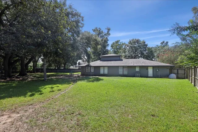 a view of a house with backyard and garden