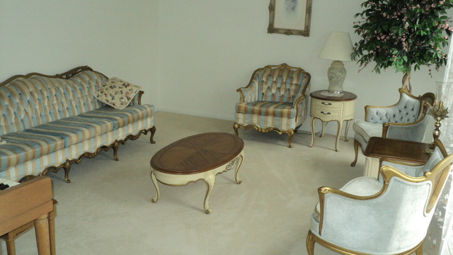 380 Northgate Road Lindenhurst, IL 60046 - Photo 14 of 19 a living room with chairs and a table