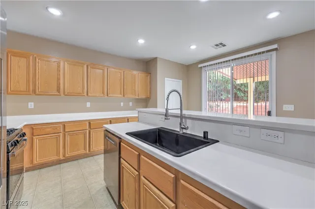 $2,900 | 121 Pettswood Drive, Henderson, NV 89002