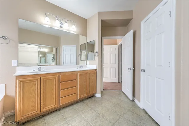 $2,900 | 121 Pettswood Drive, Henderson, NV 89002