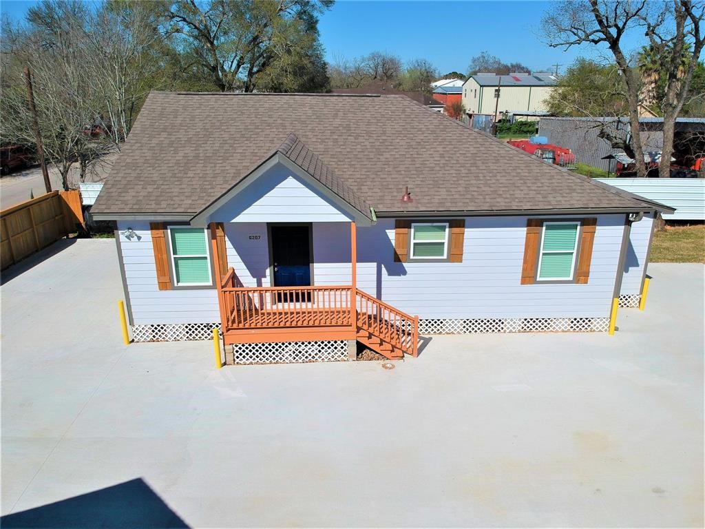 6207 Conley Street Houston, TX 77021 - Photo 3 of 9 a front view of a house with a yard