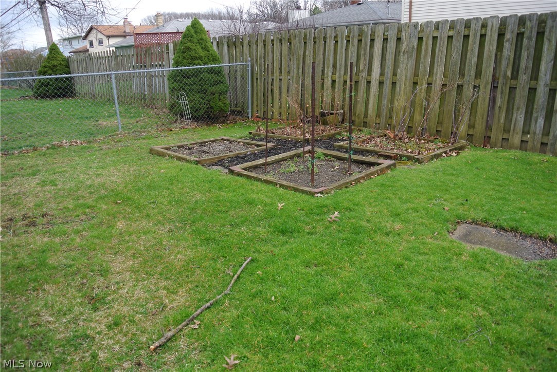 13220 Hathaway Road Cleveland, OH 44125 - Photo 25 of 27 Yard behind garage