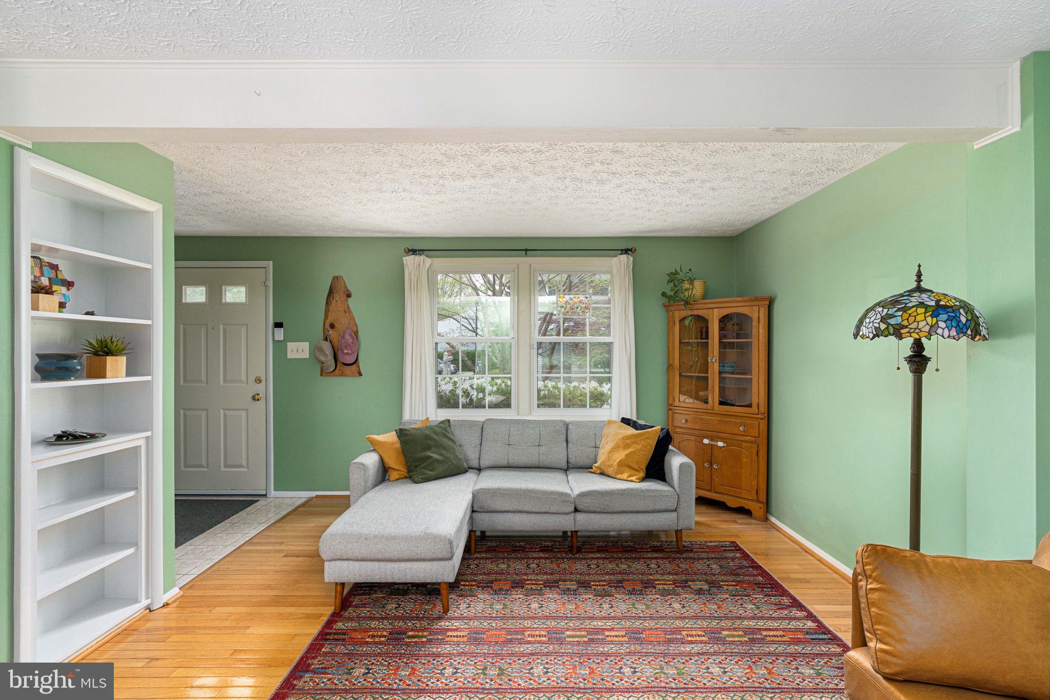 11537 Ivy Bush Court Reston, VA 20191 - Photo 9 of 49 a living room with furniture and a potted plant