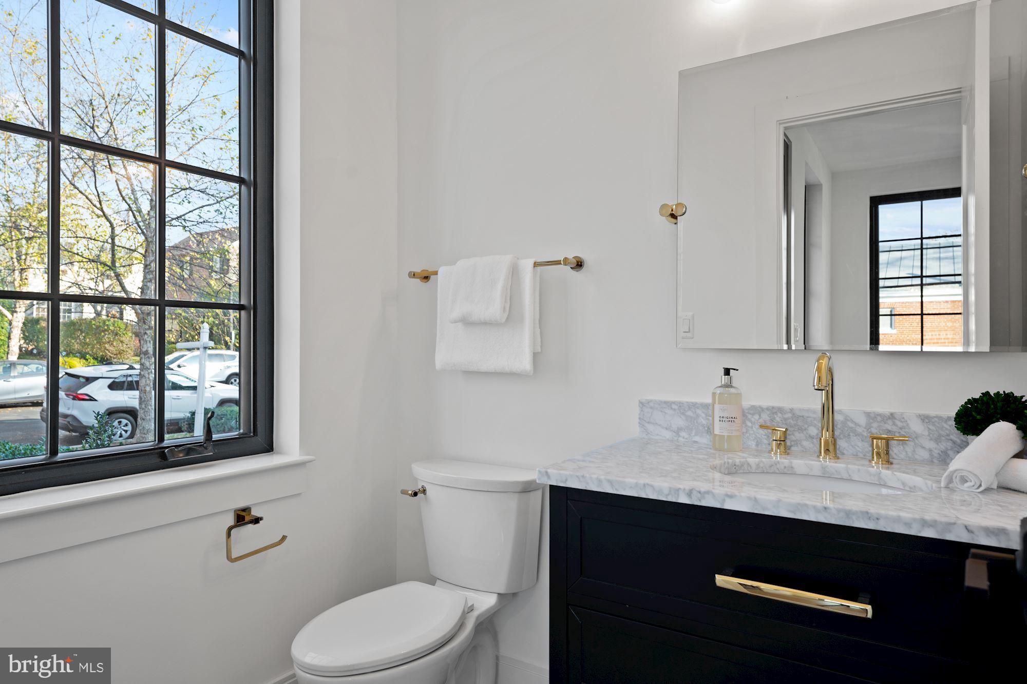 3734 R Street Northwest Washington, DC 20007 - Photo 3 of 35 Powder Room