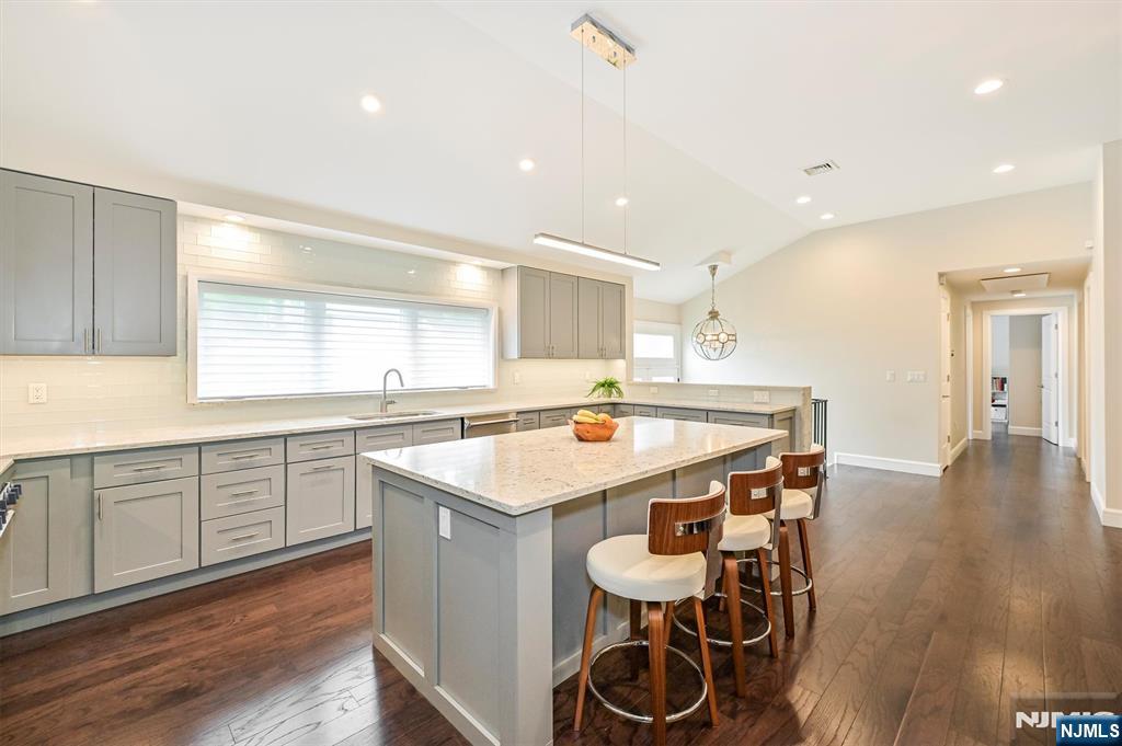 655 Floyd Street Englewood Cliffs, NJ 07632 - Photo 4 of 49