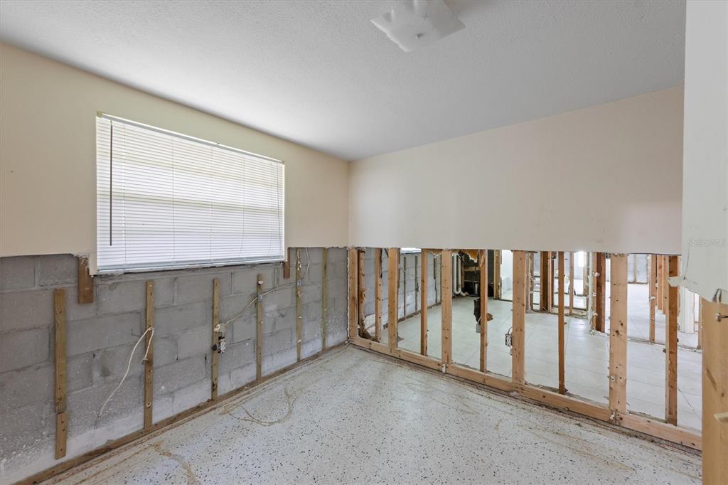 411 Alamanda Road Anna Maria, FL 34216 - Photo 18 of 41 a view of a livingroom with entryway