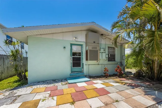 a view of backyard of the house