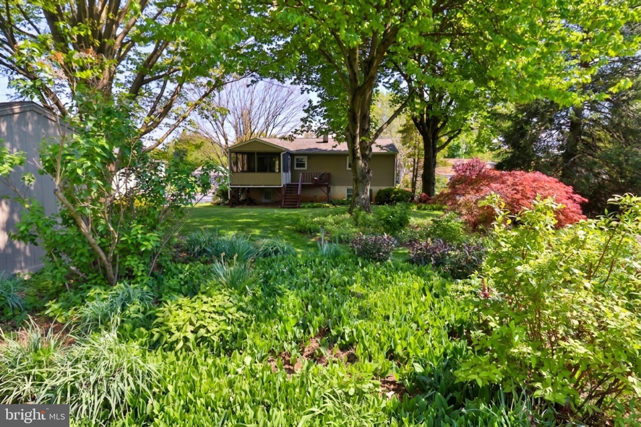 34 South Oak Street Lititz, PA 17543 - Photo 33 of 43 a front view of a house with garden