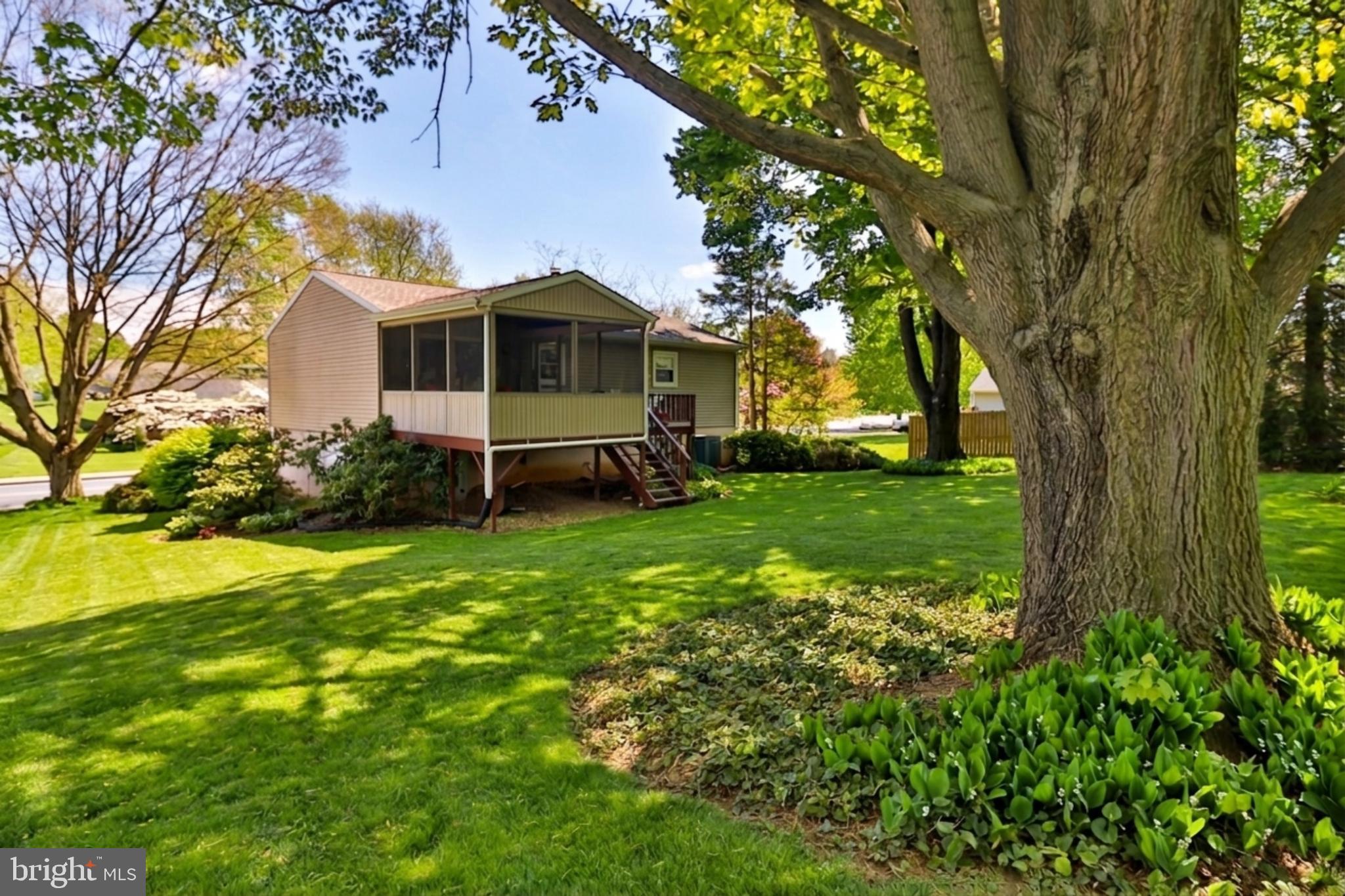 34 South Oak Street Lititz, PA 17543 - Photo 36 of 43 a front view of a house with garden