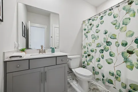 a en suite bathroom with a double vanity sink and a mirror