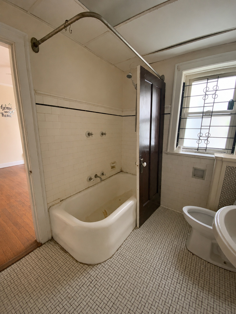 8017 South Rhodes Avenue Chicago, IL 60619 - Photo 7 of 29 Gallery Image 7
