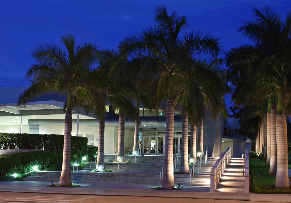 275 Date Palm Road, Unit 307 Vero Beach, FL 32963 - Photo 31 of 36 a view of a house with a tree
