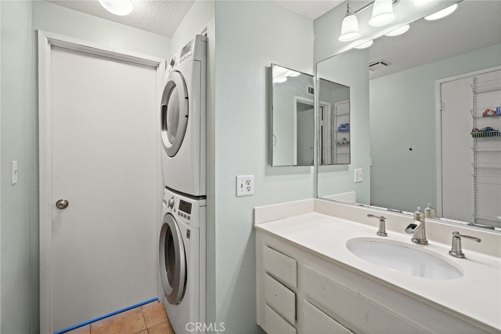 2426 Pleasant Way, Unit E Thousand Oaks, CA 91362 - Photo 16 of 36 Bathroom/Laundry