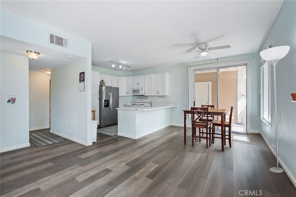 2426 Pleasant Way, Unit E Thousand Oaks, CA 91362 - Photo 8 of 36 Living/Dining Room