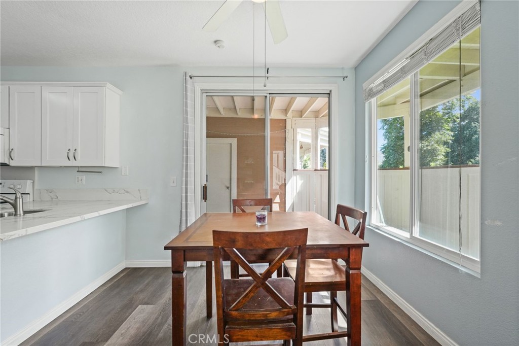 2426 Pleasant Way, Unit E Thousand Oaks, CA 91362 - Photo 9 of 36 Dining Room