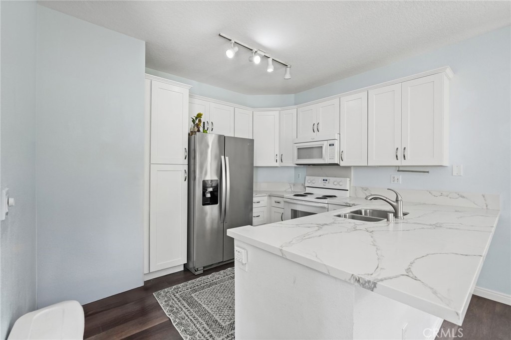 2426 Pleasant Way, Unit E Thousand Oaks, CA 91362 - Photo 10 of 36