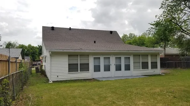 a view of a house with a backyard