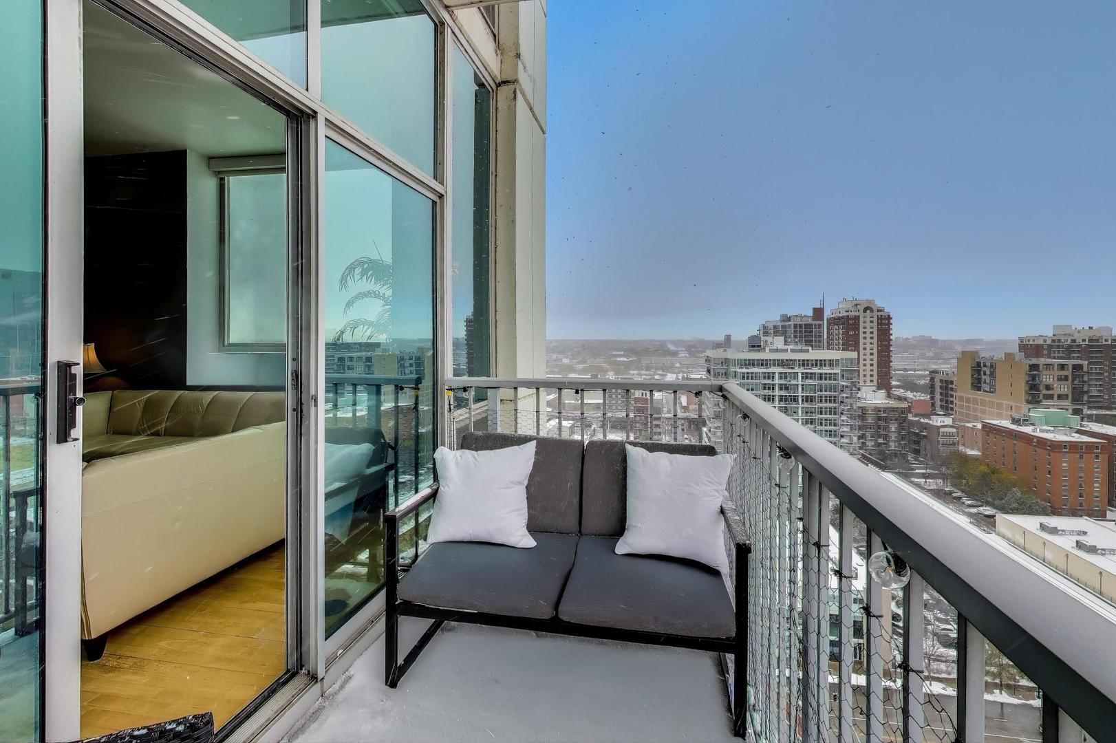 1600 South Indiana Avenue, Unit 1602 Chicago, IL 60616 - Photo 17 of 30 a balcony with city view