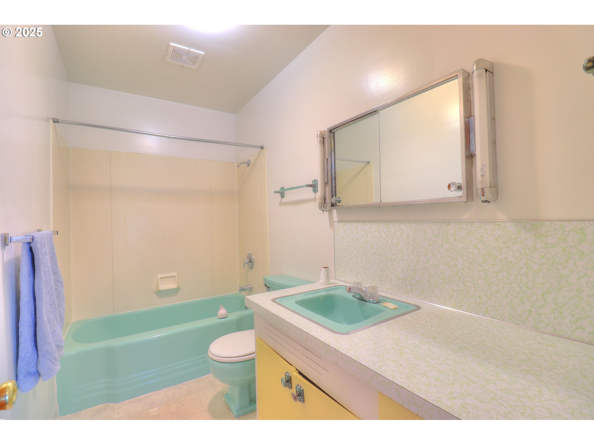 29832 Mary Street Gold Beach, OR 97444 - Photo 24 of 37 Bathroom